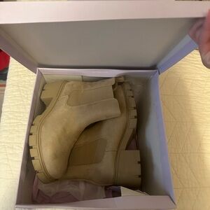 Women’s Size 8 Chelsea Boots